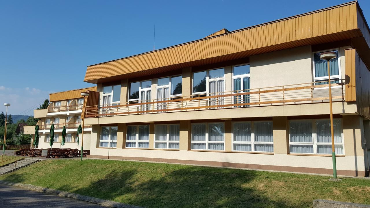 Hotel Baník Nitrianske Rudno Buitenkant foto