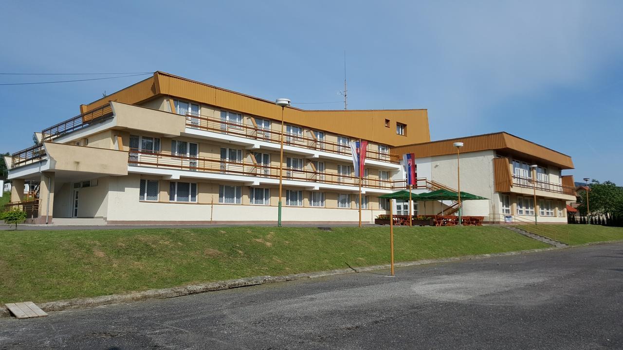 Hotel Baník Nitrianske Rudno Buitenkant foto