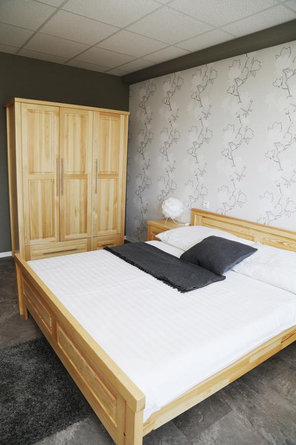 Hotel Baník Nitrianske Rudno Buitenkant foto